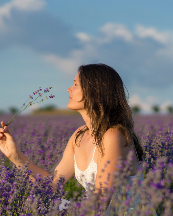 Women is sitting down and smelling lavenders